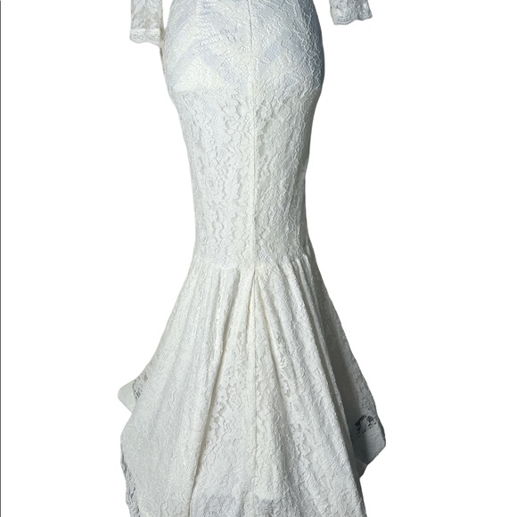 White wedding dress lace form fitting - Picture 2 of 8